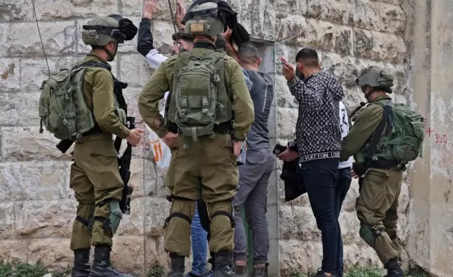 الاحتلال يعتقل 12 فلسطينيا منذ الأمس 