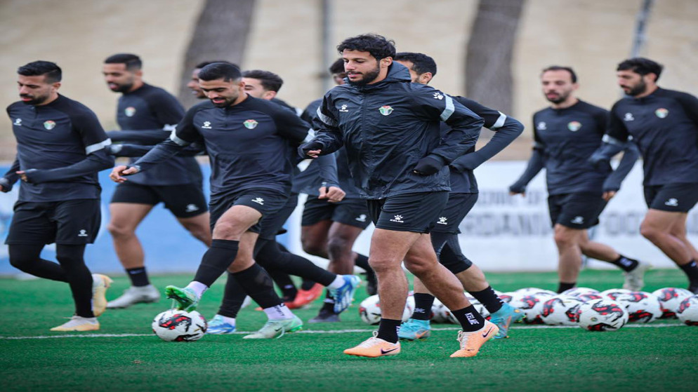 المنتخب الوطني لكرة القدم يكثف تدريباته في معسكر قطر